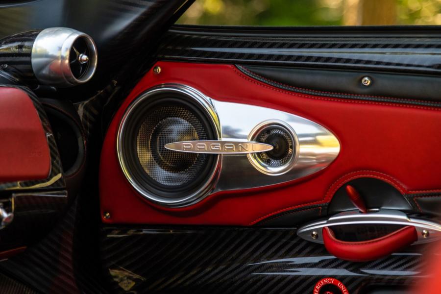 Детали интерьера Pagani Huayra Pacchetto Tempesta (57/100) 2019 года  (фото 13 из 21)